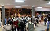 Người dân Thủ đô ùn ùn đổ về bến tàu, sân bay nghỉ lễ Giỗ Tổ Hùng Vương