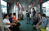 Người dân háo hức trải nghiệm tàu metro Nhổn- Ga Hà Nội ngày đầu vận hành