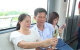 Người dân háo hức trải nghiệm tàu metro Nhổn- Ga Hà Nội ngày đầu vận hành