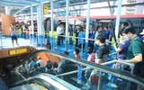 Người dân háo hức trải nghiệm tàu metro Nhổn- Ga Hà Nội ngày đầu vận hành