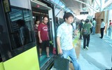 Người dân háo hức trải nghiệm tàu metro Nhổn- Ga Hà Nội ngày đầu vận hành