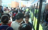 Người dân háo hức trải nghiệm tàu metro Nhổn- Ga Hà Nội ngày đầu vận hành