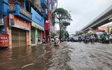 Mưa lớn trong đêm, nhiều tuyến phố ngập sâu, người Hà Nội lội nước đến công sở đầu giờ sáng