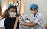 Hình ảnh trong ngày: Những vẻ mặt biểu cảm của học sinh Hoàn Kiếm khi tiêm vaccine phòng Covid-19