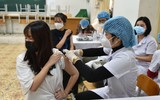 Hình ảnh trong ngày: Những vẻ mặt biểu cảm của học sinh Hoàn Kiếm khi tiêm vaccine phòng Covid-19