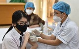 Hình ảnh trong ngày: Những vẻ mặt biểu cảm của học sinh Hoàn Kiếm khi tiêm vaccine phòng Covid-19