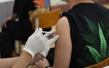 Hình ảnh trong ngày: Những vẻ mặt biểu cảm của học sinh Hoàn Kiếm khi tiêm vaccine phòng Covid-19