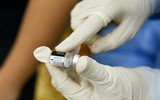 Hình ảnh trong ngày: Những vẻ mặt biểu cảm của học sinh Hoàn Kiếm khi tiêm vaccine phòng Covid-19