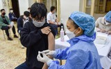 Hình ảnh trong ngày: Những vẻ mặt biểu cảm của học sinh Hoàn Kiếm khi tiêm vaccine phòng Covid-19