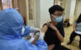 Hình ảnh trong ngày: Những vẻ mặt biểu cảm của học sinh Hoàn Kiếm khi tiêm vaccine phòng Covid-19