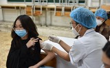 Hình ảnh trong ngày: Những vẻ mặt biểu cảm của học sinh Hoàn Kiếm khi tiêm vaccine phòng Covid-19