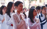 Nữ sinh trường Trần Phú Hà Nội vỡ òa cảm xúc trong ngày chia tay lớp 12