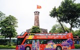Xem người dân và du khách xếp hàng nhận vé miễn phí trải nghiệm xe bus 2 tầng ở Thủ đô dịp Quốc khánh 2023