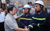 Thủ tướng động viên lực lượng cảnh sát PCCC tại hiện trường vụ cháy chung cư mini