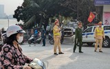 Người Hà Nội chen chân đội lễ chiều mùng Một, phủ Tây Hồ có camera giám sát an ninh