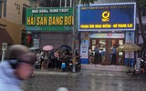 Người dân đội mưa lớn, xếp hàng chờ mua vàng miếng ở Hà Nội