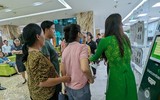 Người dân đội mưa lớn, xếp hàng chờ mua vàng miếng ở Hà Nội