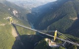 Cây cầu treo độc đáo cao nhất thế giới, sử dụng tên lửa để thi công