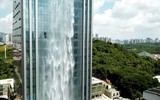 Thác nước nhân tạo lớn nhất thế giới, chảy xuống từ tòa nhà chọc trời