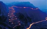 Cung đường 04 km với 24 khúc cua tựa “rắn trườn sườn núi ”