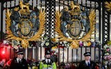 Người dân các nước tưởng nhớ Nữ hoàng Anh Elizabeth II, cầu vồng xuất hiện trên Lâu đài Windsor