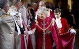 Người dân các nước tưởng nhớ Nữ hoàng Anh Elizabeth II, cầu vồng xuất hiện trên Lâu đài Windsor