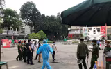 Cận cảnh chốt chặn khu vực cách ly phòng dịch Covid-19 tại Bệnh viện Bạch Mai