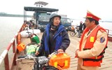 Tặng 1000 áo phao cho hàng chục bến khách ngang sông Hồng