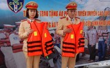 Tặng 1000 áo phao cho hàng chục bến khách ngang sông Hồng