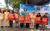 Tặng 1000 áo phao cho hàng chục bến khách ngang sông Hồng