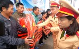Tặng 1000 áo phao cho hàng chục bến khách ngang sông Hồng