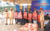 Tặng 1000 áo phao cho hàng chục bến khách ngang sông Hồng