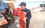 Tặng 1000 áo phao cho hàng chục bến khách ngang sông Hồng