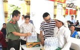 Sẻ chia tình người giữa tâm lũ Lai Châu