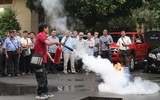 Hàng trăm người dân và đội viên bảo vệ được trang bị kỹ năng xử lý hỏa hoạn