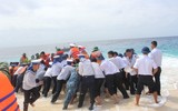 Vượt sóng dữ, kéo xuồng ở đảo An Bang