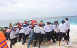 Vượt sóng dữ, kéo xuồng ở đảo An Bang