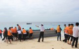 Vượt sóng dữ, kéo xuồng ở đảo An Bang