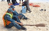 Vượt sóng dữ, kéo xuồng ở đảo An Bang