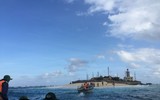 Vượt sóng dữ, kéo xuồng ở đảo An Bang