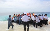 Vượt sóng dữ, kéo xuồng ở đảo An Bang