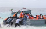 Vượt sóng dữ, kéo xuồng ở đảo An Bang
