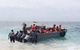 Vượt sóng dữ, kéo xuồng ở đảo An Bang