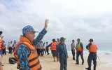 Vượt sóng dữ, kéo xuồng ở đảo An Bang