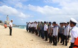Vượt sóng dữ, kéo xuồng ở đảo An Bang