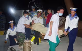 Xúc động hình ảnh bộ đội chạy đua với thời gian cấp cứu ngư dân gặp nạn trên biển