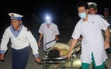 Xúc động hình ảnh bộ đội chạy đua với thời gian cấp cứu ngư dân gặp nạn trên biển
