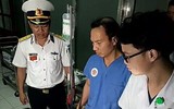 Xúc động hình ảnh bộ đội chạy đua với thời gian cấp cứu ngư dân gặp nạn trên biển