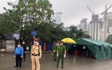 Tặng khẩu trang, nước diệt khuẩn kèm thơ chống dịch cho các chốt cách ly xã hội ở cửa ngõ Thủ đô