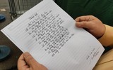 Tặng khẩu trang, nước diệt khuẩn kèm thơ chống dịch cho các chốt cách ly xã hội ở cửa ngõ Thủ đô